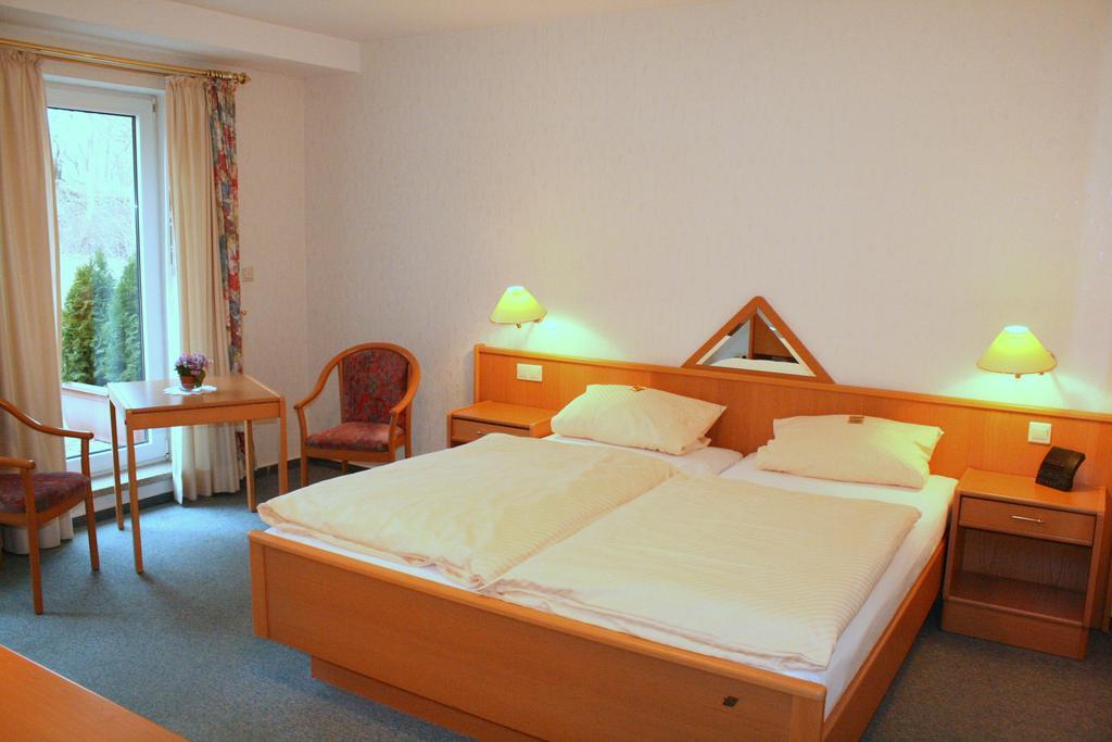 Hotel Haus Hellhohl Garni 브릴온 객실 사진
